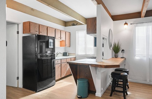 Mission Beach Apartment | Mission Bay Condo - Steps to Sand, Dining, AC, Parking, Location & Shops!