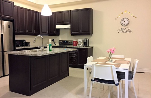 Erin Mills House | Mississauga/Oakville, Family New Home, 10 PPL