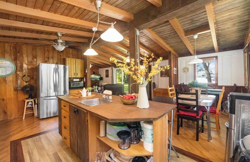 Beckwith Cottage | Mississippi Lake Lovely on the water 3 Bedroom Cottage. Pet Friendly!