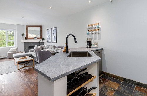 Whistler Condo | ❄︎Misty Mountain❄︎ | 1 BR 10 Min Walk to Gondola | Hot Tub & Views