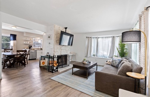 Glendale House | MKE River 3-LVL Townhouse 3BR+1.5BA with Parking for 2 Vehicles