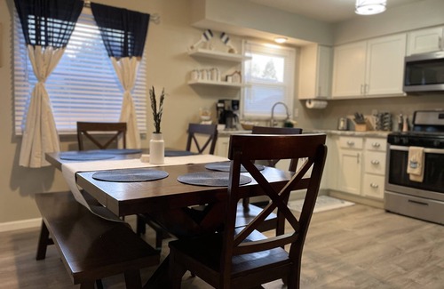 Glendale House | MKE River 3-LVL Townhouse 3BR+1.5BA with Parking for 2 Vehicles