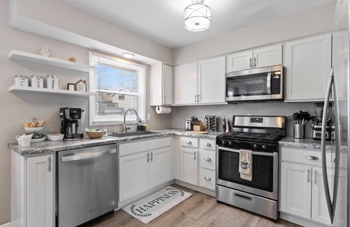 Glendale House | MKE River 3-LVL Townhouse 3BR+1.5BA with Parking for 2 Vehicles
