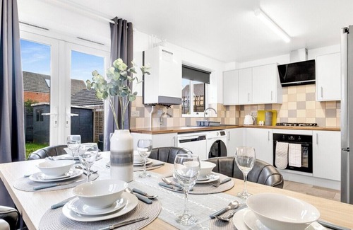 Newport Pagnell House | MKRetreat 6 bed house,sleep 7 guests,6 car parking