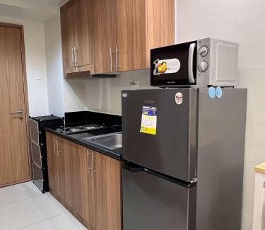 Barangay 76 Apartment | MOA staycation Shore 1&3 Residences with balcony by darpm