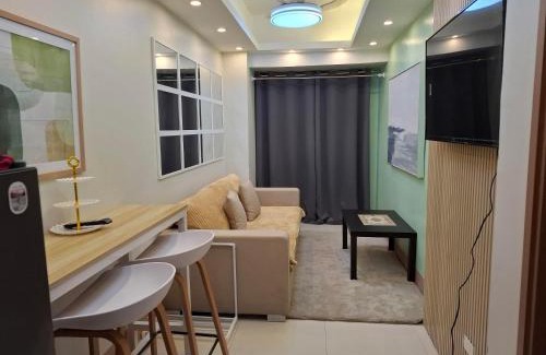 Barangay 76 Apartment | MOA staycation Shore 1&3 Residences with balcony by darpm