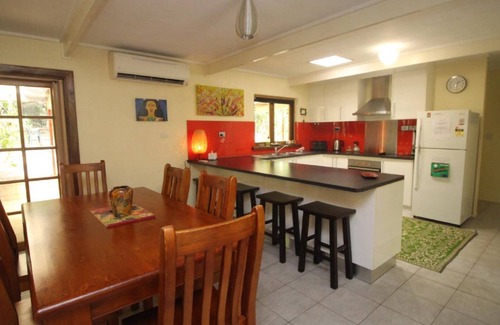 Horseshoe Bay House | Moana Cottage, stroll to Horseshoe Bay beachfront