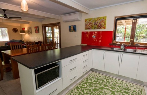 Horseshoe Bay House | Moana Cottage, stroll to Horseshoe Bay beachfront