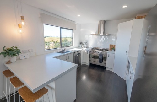 Cable Bay House | Moanavista - Large Pool and Sea Views