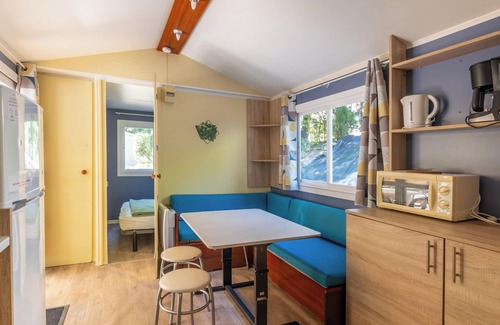 Lavilledieu House | Mobile Home 'A - 1-6 Pers' with Shared Pool, Private Terrace and Shared Garden