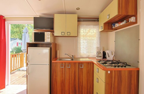 Angles House | Mobile Home 'La Vie Est Belle' with Shared Pool, Private Terrace and Shared Garden