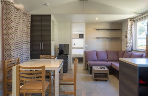 Ronce-les-Bains RV Rental | Mobile Home 'Mh 122 Ronce Les Bains' with Shared Pool, Terrace and Air Conditioning