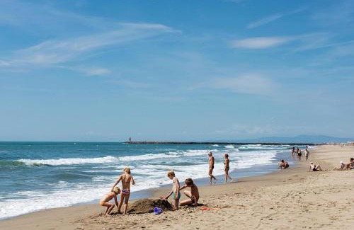 Les Cabanes de Fleury House | Mobile home with terrace at Domaine Les Mûriers, Vendres-Plage