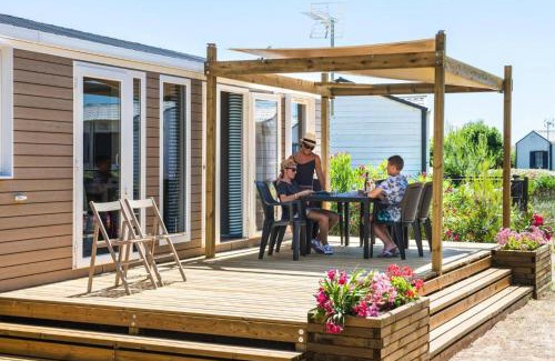 Les Cabanes de Fleury House | Mobile home with terrace at Domaine Les Mûriers, Vendres-Plage