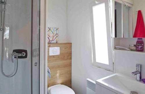 Les Cabanes de Fleury House | Mobile home with terrace at Domaine Les Mûriers, Vendres-Plage