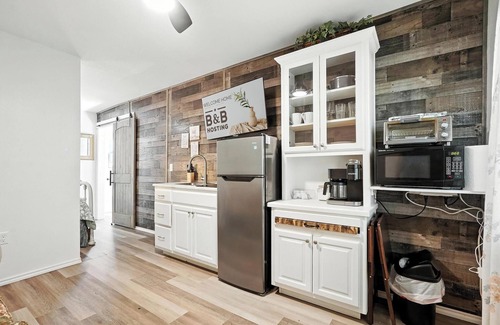 Sayles Blvd. Area House | Mockingbird Lane – Cozy Rustic Retreat