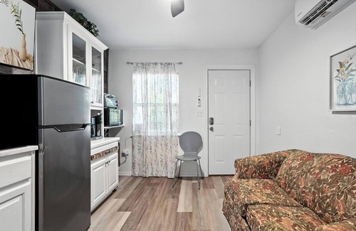 Sayles Blvd. Area House | Mockingbird Lane – Cozy Rustic Retreat