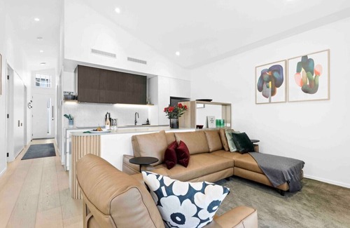 Ocean Grove House | Mod House- Luxury winter getaway! Pets accepted!