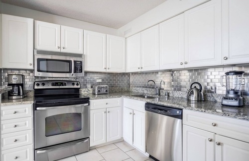 Rush and Division Apartment | Mod River North 2BR w/Gym, W/D, near Magnificent Mile, by Blueground