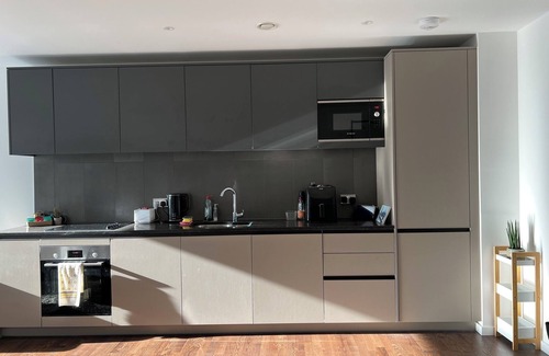 Evelyn Condo | Modern 1-BD Apt with Balcony | Surrey Quays