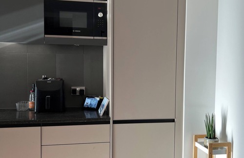 Evelyn Condo | Modern 1-BD Apt with Balcony | Surrey Quays