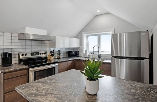 Welland Apartment | Modern 1 Bdrm|Laundry|BBQ|Deck