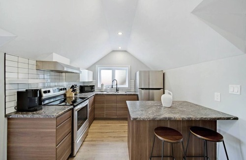 Welland Apartment | Modern 1 Bdrm|Laundry|BBQ|Deck