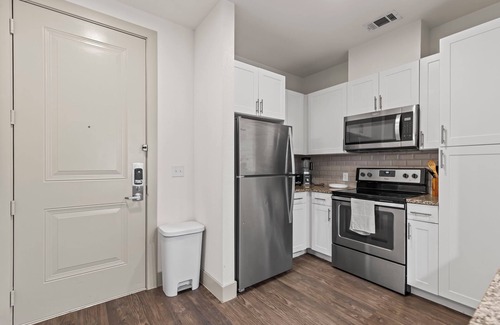 Dallas Apartment | Modern 1-Bed, 1 Bath Apartment w/King Bed, WiFi, 24-Hour Gym & Reserved Parking