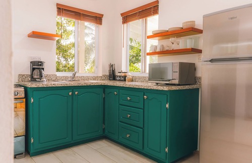 Marigot Bay Cottage | Modern 1 bed guesthouse with pool and ocean view!