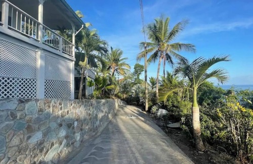 Marigot Bay Cottage | Modern 1 bed guesthouse with pool and ocean view!