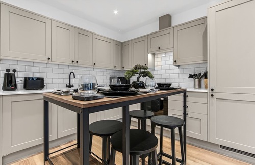 Addiscombe Apartment | Modern 1 Bedroom Stay, Balcony, East Croydon