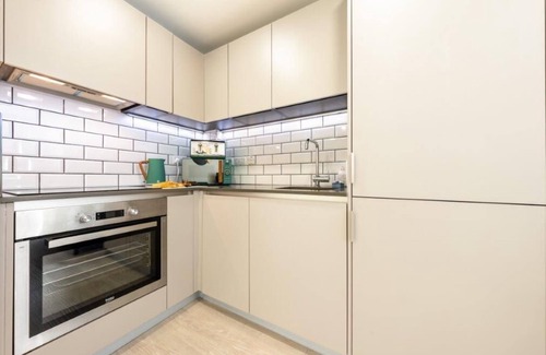Bedford Apartment | Modern 1 Bedroom Apartment center of Bedford