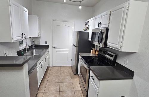 Deer Valley Condo | Modern 1-bedroom condo in North PHX with pool/spa