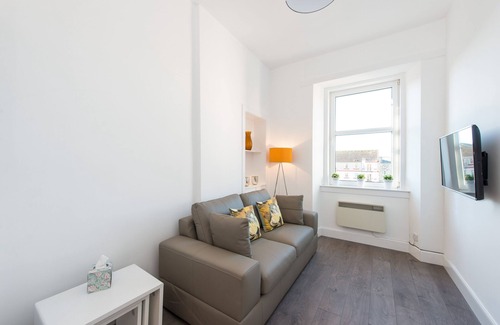 Gorgie Apartment | Modern 1 Bedroom Top Floor Edinburgh Tenement Apartment