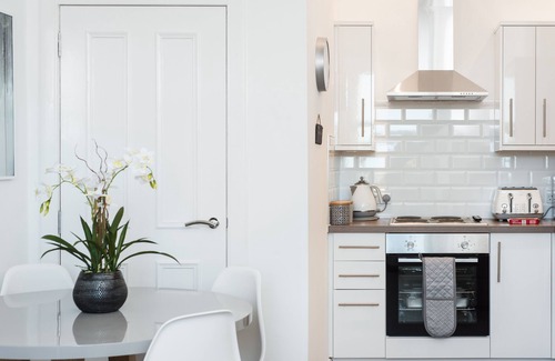 Gorgie Apartment | Modern 1 Bedroom Top Floor Edinburgh Tenement Apartment