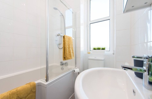 Gorgie Apartment | Modern 1 Bedroom Top Floor Edinburgh Tenement Apartment