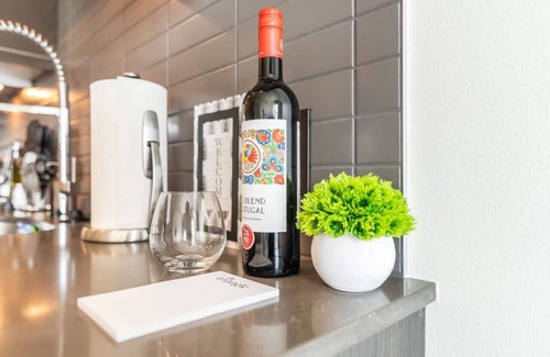 Downtown Apartment | Modern 1BR 1BA - Long Term Gym Parking Redmond DT