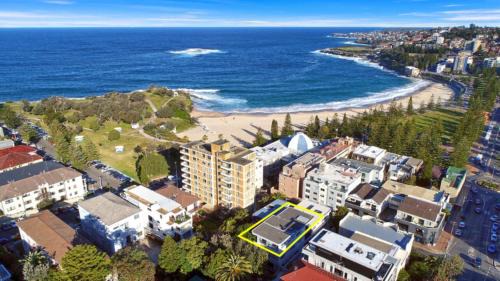 Coogee Apartment | Modern 1BR Abode with Courtyard Steps to the Beach