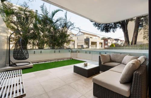 Coogee Apartment | Modern 1BR Abode with Courtyard Steps to the Beach