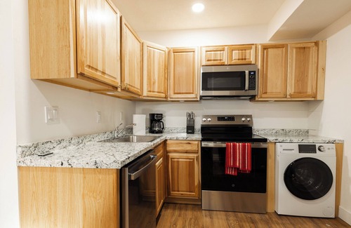 Murray Apartment | Modern 1BR Apartment Across from Trax – Easy Access to Downtown & Mall