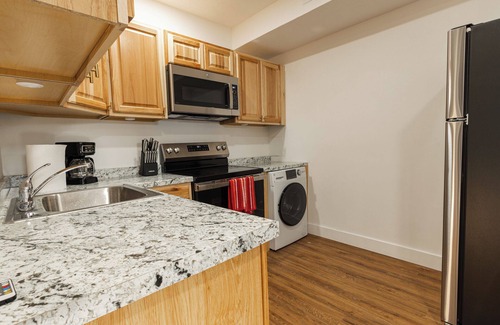 Murray Apartment | Modern 1BR Apartment Across from Trax – Easy Access to Downtown & Mall