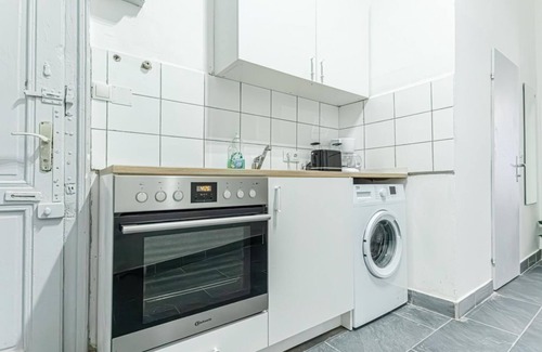 Rudolfsheim-Funfhaus Apartment | Modern 1BR Apartment Near Schönbrunn & Westbahnhof
