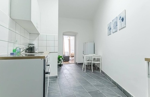 Rudolfsheim-Funfhaus Apartment | Modern 1BR Apartment Near Schönbrunn & Westbahnhof