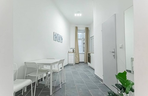 Rudolfsheim-Funfhaus Apartment | Modern 1BR Apartment Near Schönbrunn & Westbahnhof