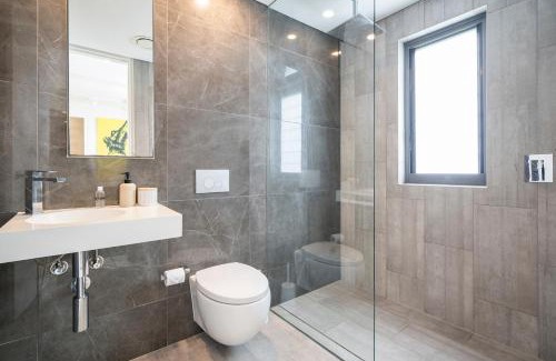 Bondi Beach Apartment | Modern 1BR Top-Level Unit with Keypad Entry in Bondi