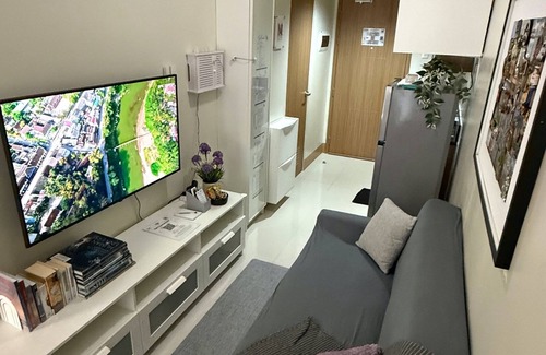 Barangay 76 Apartment | Modern 1BRM apartment, Pool, Fast Wifi, Netflix, steps from MOA, Bars, Transport