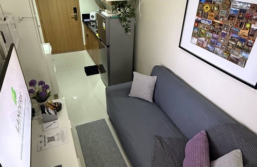 Barangay 76 Apartment | Modern 1BRM apartment, Pool, Fast Wifi, Netflix, steps from MOA, Bars, Transport