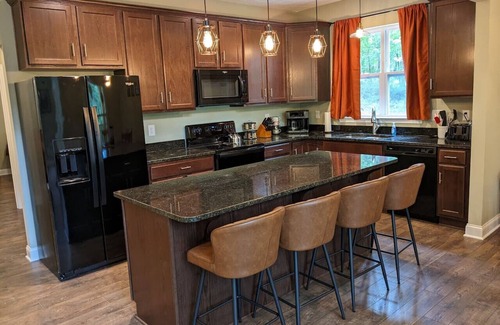 Rockbridge Cabin | Modern 2 BD cabin | hot tub | Games | Central Loc