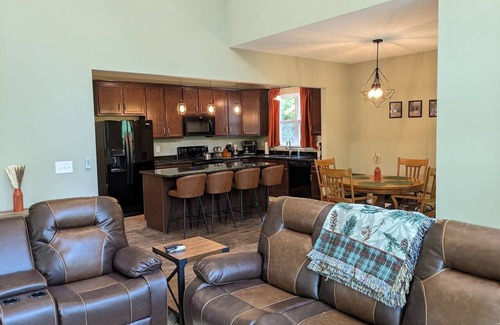 Rockbridge Cabin | Modern 2 BD cabin | hot tub | Games | Central Loc