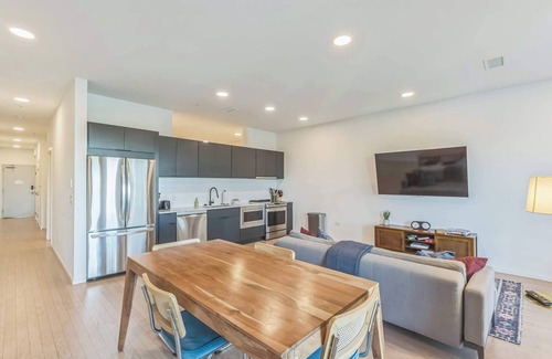 North Capitol Condo | Modern 2 BDR w/River View Balcony, Walk to DT!